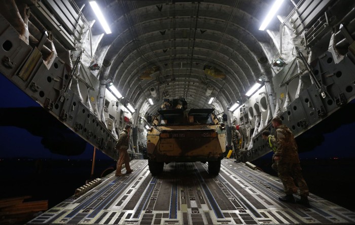 Anh - Pháp thực hiện chiến dịch hàng không vận đưa vũ khí, trang bị đến Mali (ảnh chụp ngày 14/1/13 tại sân bay Evreux, Pháp)